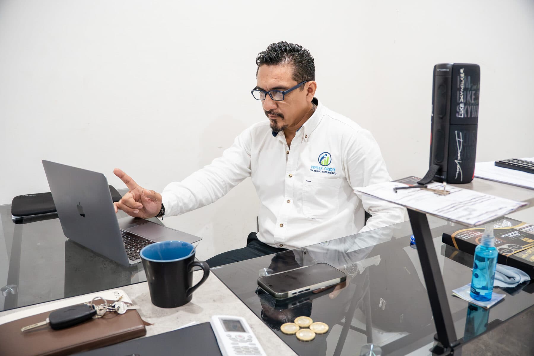Asesor de Vertex Credit revisando documentación en su escritorio.