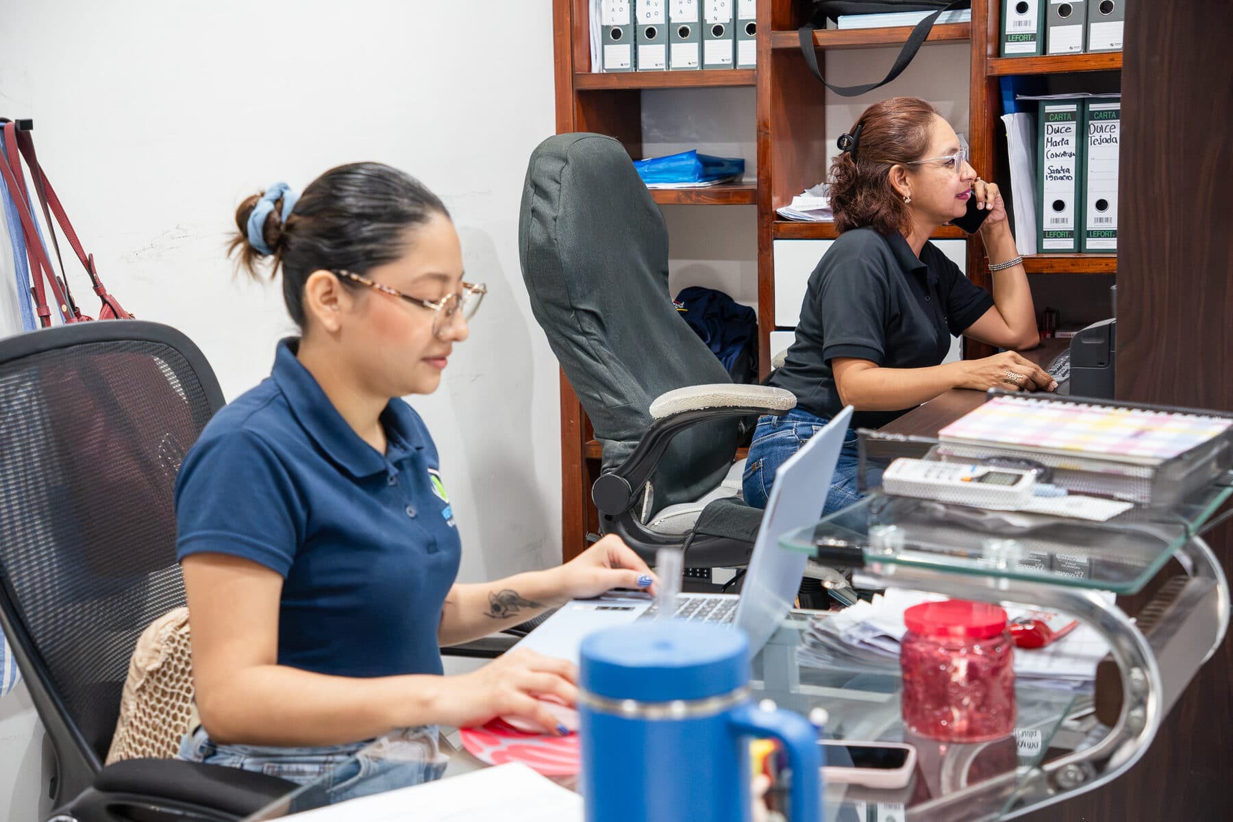 Colaboradoras de Vertex Credit trabajando en la oficina.